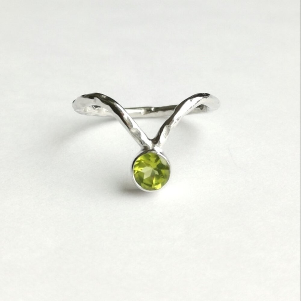 New hammered sterling silver V shaped ring with Peridot